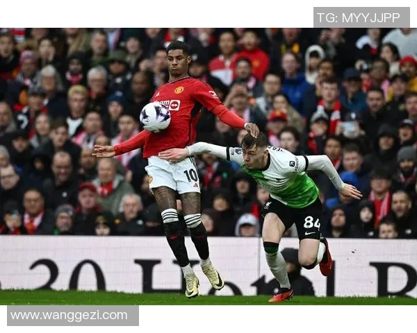 镜头捕捉：曼联赛场小动作引发热议